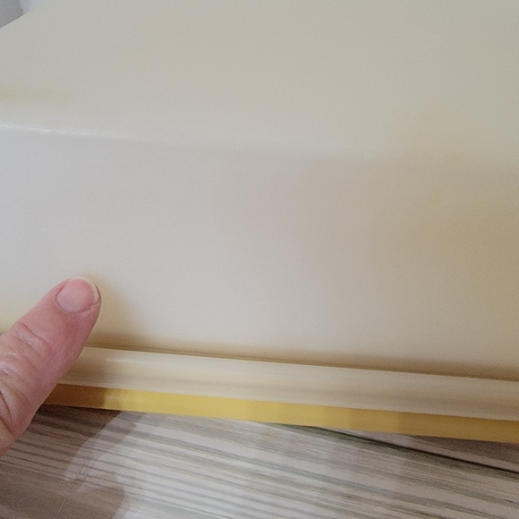 Tupperware 9×13 Cake Storage Container. Yellow Base Opaque Lid - Picture 15 of 15